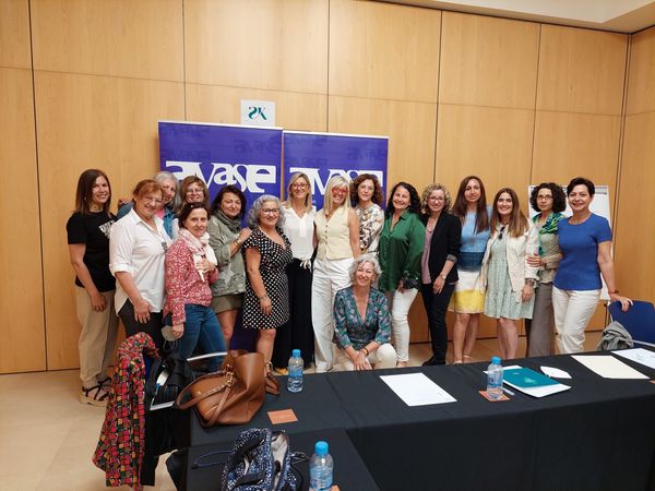 AvaseValencia's tweet photo. El pasado viernes 27  celebramos una Conferencia bajo el título "Del Amor a la Dependencia" impartida por Ana María Diez Coach especializada en salud mental y Psiquiatría. Un éxito total que disfrutaron de nuevo nuestras socias. https://t.co/hRAyMAaQm8