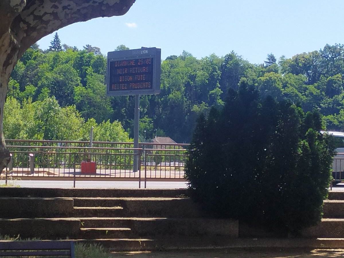 matteucciF's tweet photo. Une équipe motivée #circo6905 ce matin à #couzon pour présenter notre programme et assurer la victoire de la #nupes pour les 12 et 19 juin. Forza✌✌✌#legislatives2022 #1autremajorite https://t.co/iUQGqYp6QQ
