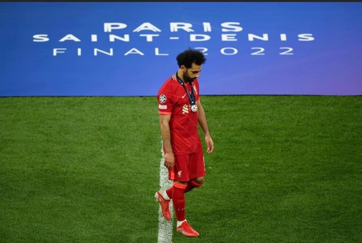 اللي في الصوره ده نجم عالمي مصري عربي ..قدر يطلع في ٥ سنين من فريق مصري عادي.. و قدر النجم ده انه يرفع اسم بلده. و مارحش لعب في دوري عادي لا ده لعب في اقوي دوري في العالم و خد كل البطولات فرديه و جماعيه ف لو انت فاشل و كل ماتملكه هو زراير كيبورد و شاشه نصيحه حاول تكون ربعه #صلاح