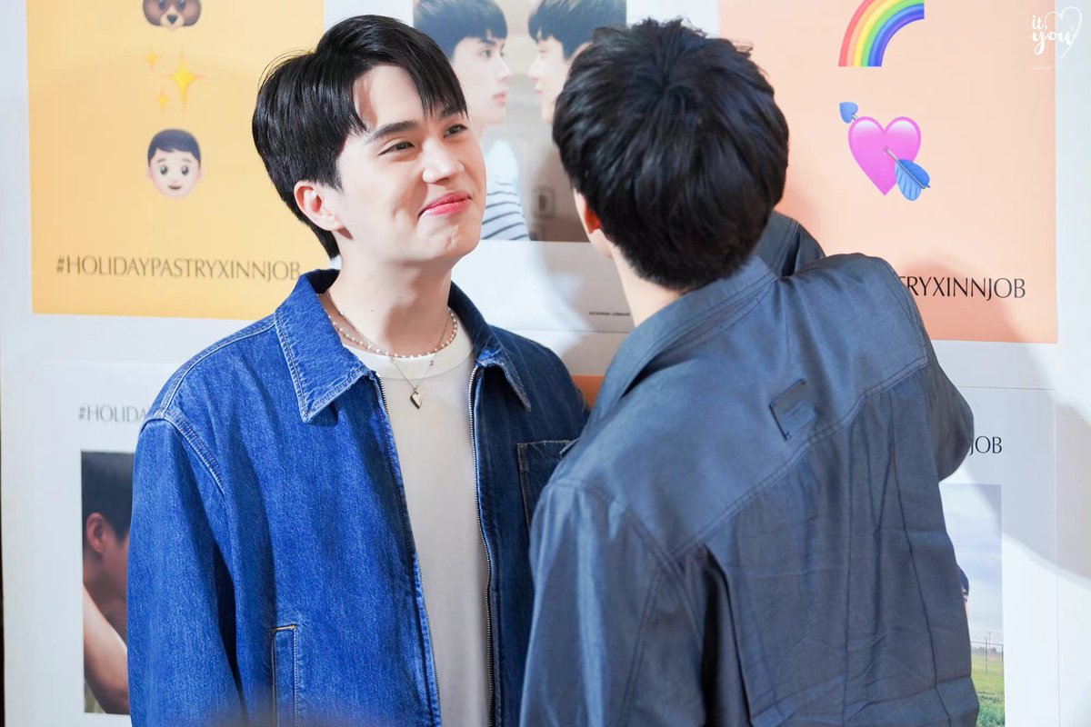 deviljasmine_zh's tweet photo. Ah, you are probably the old wine, the heavy rain in July, the tender words that don't mean anything, my sweetheart, the moon in the sky.#CongratsInnJob https://t.co/3QSravOZti