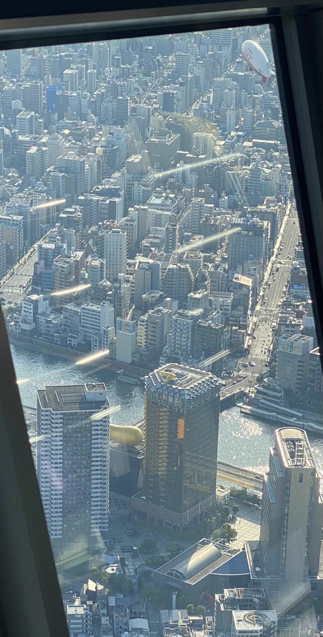 @RbPyg 昨日飛行船より高いところから見下しました！
同じアサヒのウンチとビルとのコラボです🍺💩
飛行船は辛うじてフレームインですが... 