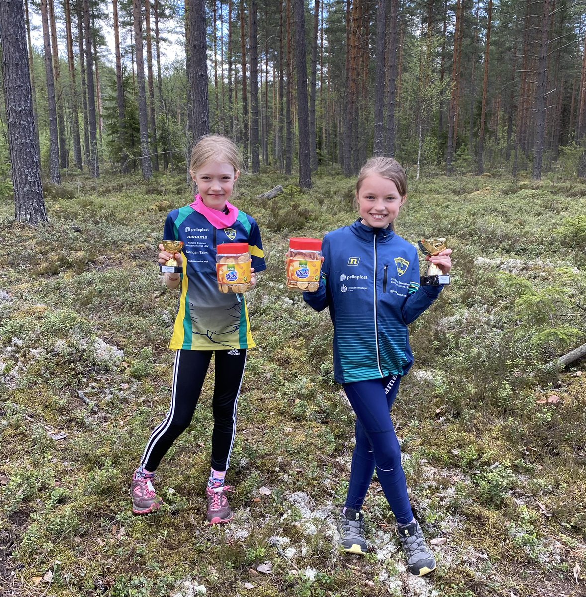 Ponsilaisten suunnistuskevät on käynnistynyt mukavasti. SM-sprintissä Jyri miehissä A-finaaliin. Junioreille hyvää menestystä monissa kilpailuissa kuten tänä viikonloppuna Emilia ja Alisa (kuvassa) Sisä-Suomen Rastipäivillä sijat 1 ja 3.