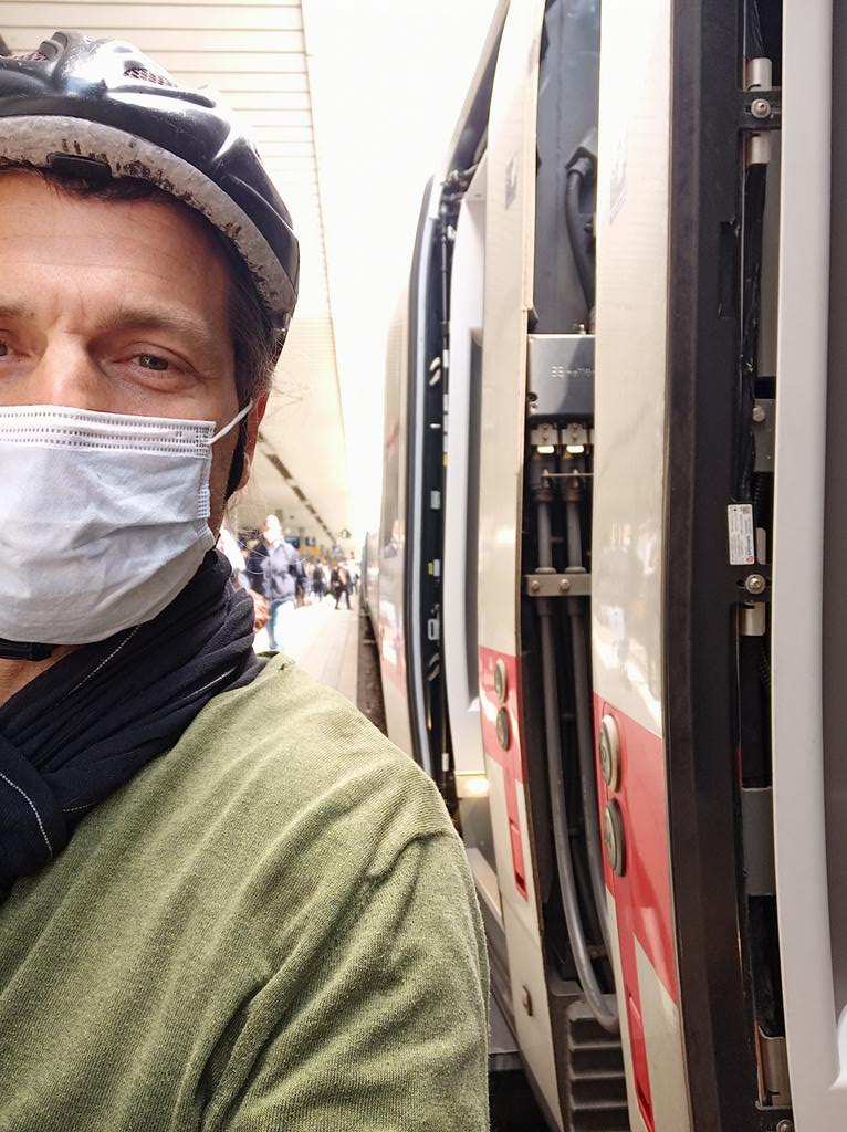 Ein Sonntag am Bahnhof in Mannheim. Vor dem Zug, nicht im Zug. Wohlgemerkt. Einzige Tuer, durch die ♿ Leute reinkommen ist defekt. Zugchef will mich nicht mitnehmen, droht mit #Bundespolizei. Läuft bei @db_bahn &amp; <a href="/SiemensMobility/">Siemens Mobility</a>. Ein deutsches Traumpaar in Sachen Exklusion.