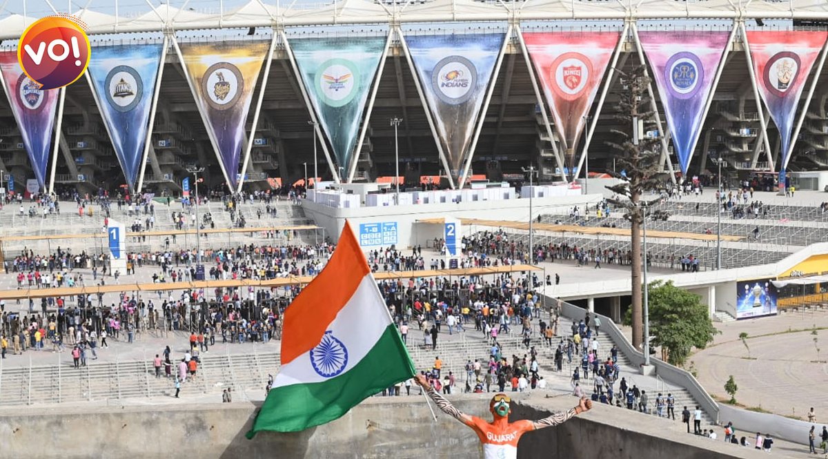 vibesofindia_'s tweet photo. Electrifying scenes outside Narendra Modi Stadium. 

#NarendraModiStadium #IPL2022 #RRvGT #AavaDe #HallaBol 
@gujarat_titans @rajasthanroyals @IPL @BCCI @JayShah 
Pics by:  @Hanifsindhi20 https://t.co/i72Qw2bO5V