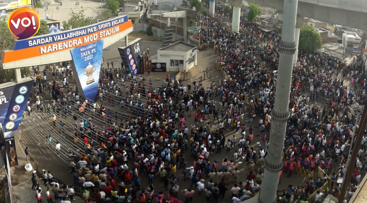 vibesofindia_'s tweet photo. Electrifying scenes outside Narendra Modi Stadium. 

#NarendraModiStadium #IPL2022 #RRvGT #AavaDe #HallaBol 
@gujarat_titans @rajasthanroyals @IPL @BCCI @JayShah 
Pics by:  @Hanifsindhi20 https://t.co/i72Qw2bO5V