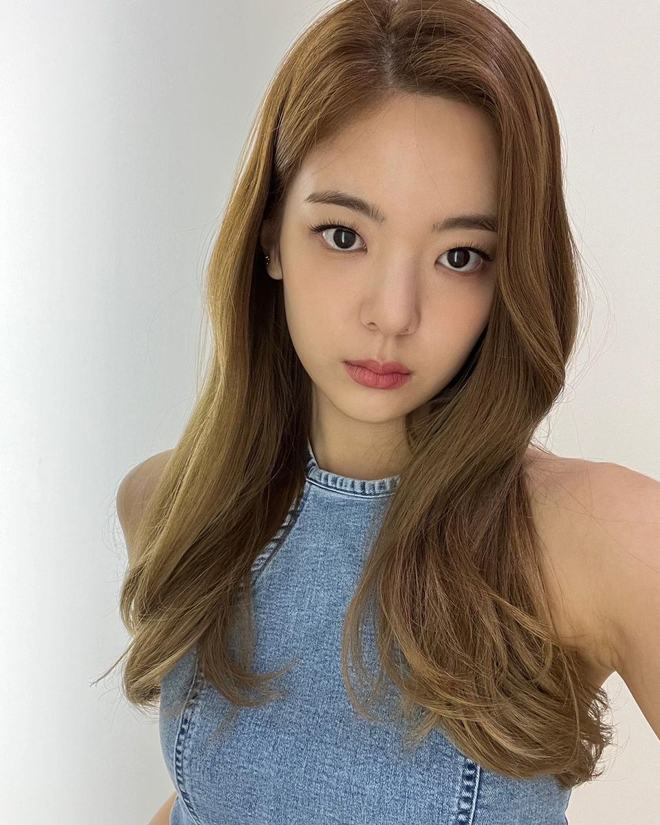 minjupakr's tweet photo. Another outstanding picture of her that has successfully taken. The results was come out a little bit unreal along with her soft blushes and all denim attirement “...𝘴𝘶𝘮𝘮𝘦𝘳𝘵𝘪𝘮𝘦 𝘪𝘴 𝘤𝘰𝘮𝘪𝘯𝘨” she said. ⚘️ https://t.co/toyaloR4nt