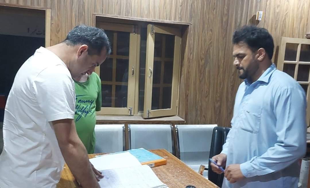 HaripurPolice's tweet photo. ڈی پی او ہری پور کا رات گئے مختلف تھانہ جات، گشتوں و ناکہ بندی پوائنٹس کا اچانک دورہ حوالات تھانہ میں مختلف نوعیت کے مقدمات میں بند ملزمان سے پوچھ گچھ کرنے اور پولیس افسران و جوانوں کو ڈیوٹی سے متعلق ضروری ہدایات دینے کے ساتھ تھانہ ریکارڈ اور دیگر شعبہ جات کا بھی جائزہ لیا۔ https://t.co/EGUcoHRGs1