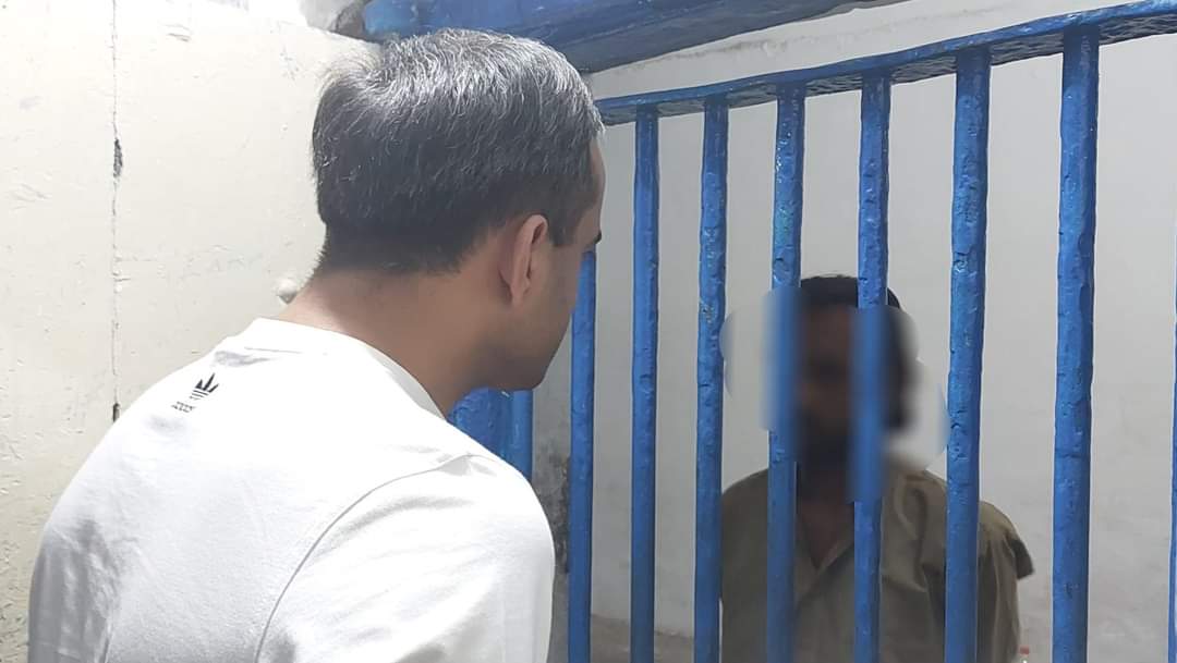 HaripurPolice's tweet photo. ڈی پی او ہری پور کا رات گئے مختلف تھانہ جات، گشتوں و ناکہ بندی پوائنٹس کا اچانک دورہ حوالات تھانہ میں مختلف نوعیت کے مقدمات میں بند ملزمان سے پوچھ گچھ کرنے اور پولیس افسران و جوانوں کو ڈیوٹی سے متعلق ضروری ہدایات دینے کے ساتھ تھانہ ریکارڈ اور دیگر شعبہ جات کا بھی جائزہ لیا۔ https://t.co/EGUcoHRGs1