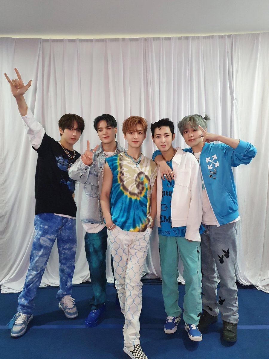 exdrmzns's tweet photo. 3 weeks in 3 different countries, proud of you guys💙 https://t.co/jszhCsOlM0