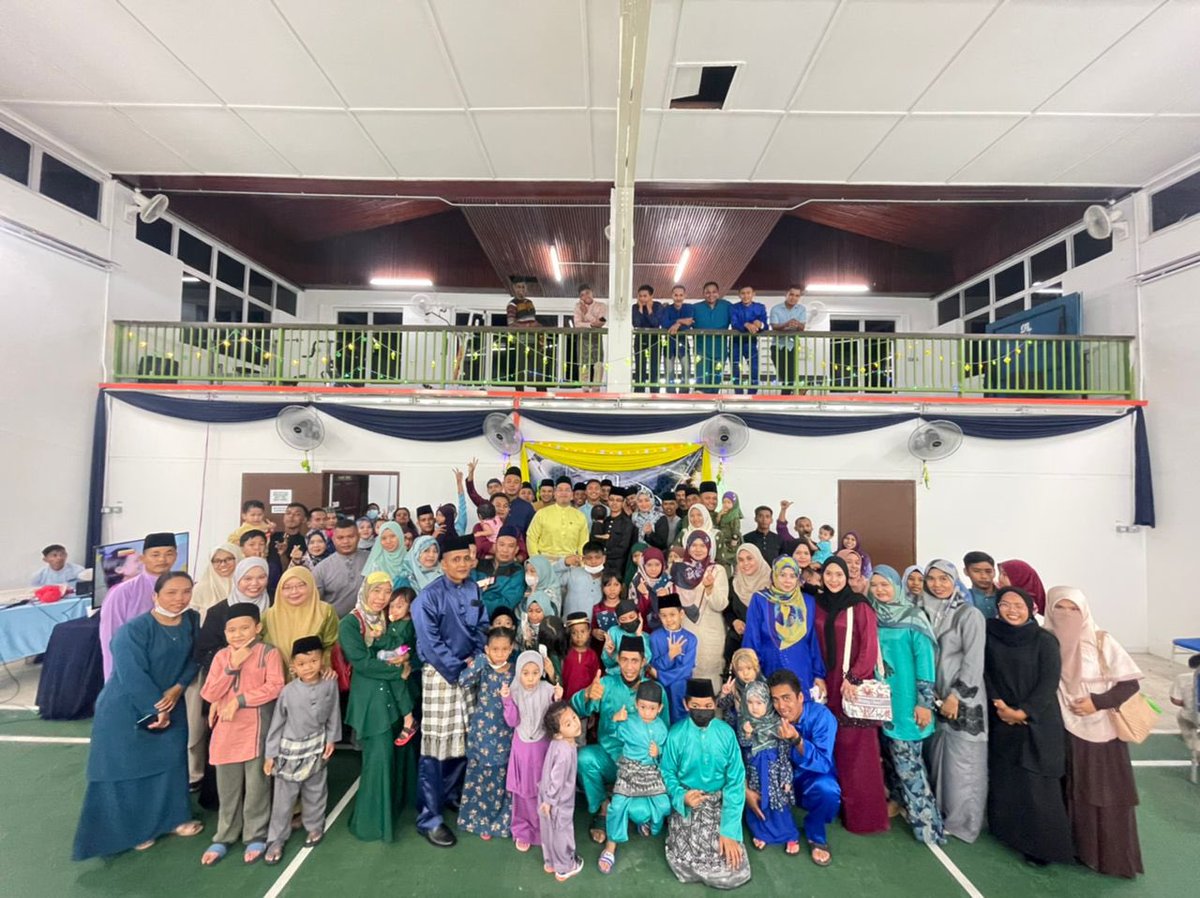 SKTLDMsitiawan's tweet photo. Anggun, kacak, bergaya warga @SKTLDMsitiawan brsama keluarga sempena Majlis Sambutan Hari Raya Aidilfitri peringkat unit bagi tahun 2022. 

Sambutan tetap dilaksanakan di penghujung Syawal dan kemeriahan serta keceriaan tetap terasa!

#SHRAMZB
#Aidilfitri22
#ukhwah
#kekeluargaan https://t.co/42M3RUDcR9