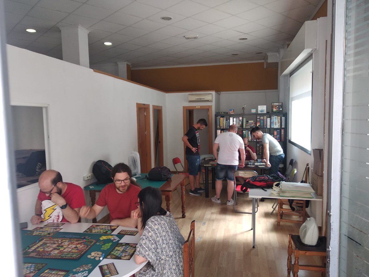 Buen ambiente hoy en la sede con 3 mesas ocupadas. Una mesica donde han sacado un #Messina1347 de <a href="/mareavacia/">Raúl Fernández Aparicio</a> y una batallita al #Unmatched, del cual habrá algo muy pronto... 😈. En otra, #CastillosdeBorgoña y #JustOne. En la tercera, a tope con #warhammer