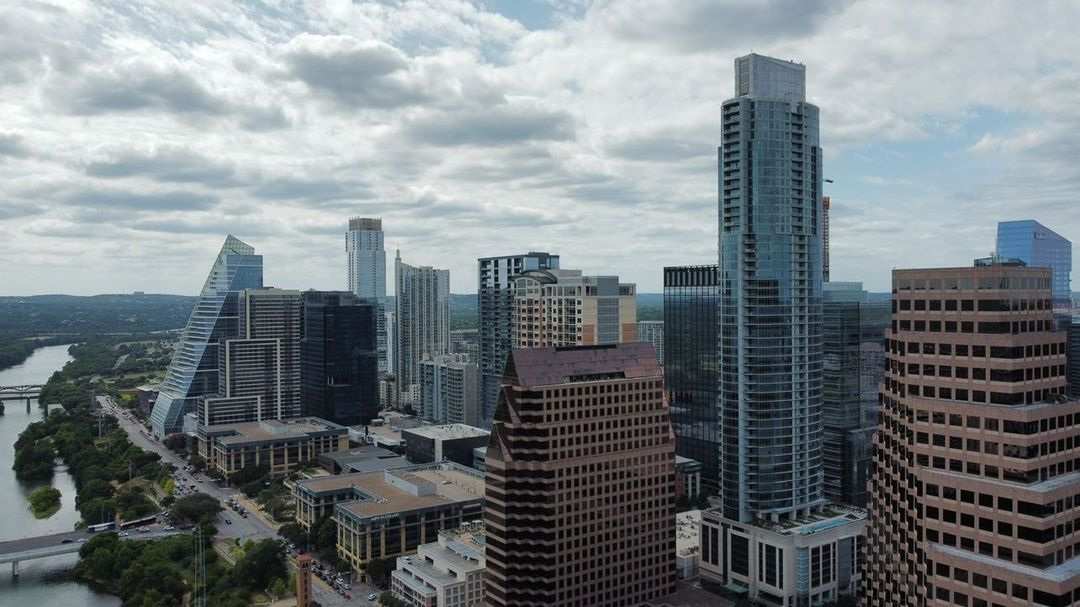 AustinFit's tweet photo. How gorgeous is downtown ATX? 🤩 What are some of your favorite spots? 

📸: skyview_atx on IG

#austintx #atx #austintexas #KeepAustinFit #downtown #austinlife https://t.co/usKhmqQAdN