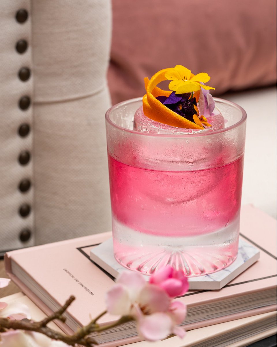 Cold &amp; refreshing 👌

Try this simple, ice-filled JJ Whitley Pink Rose Vodka lemonade. 

Head over to our website for endless exciting cocktail recipes 👉jj-whitley.com/cocktails 🍹

#JJWhitleyvodka