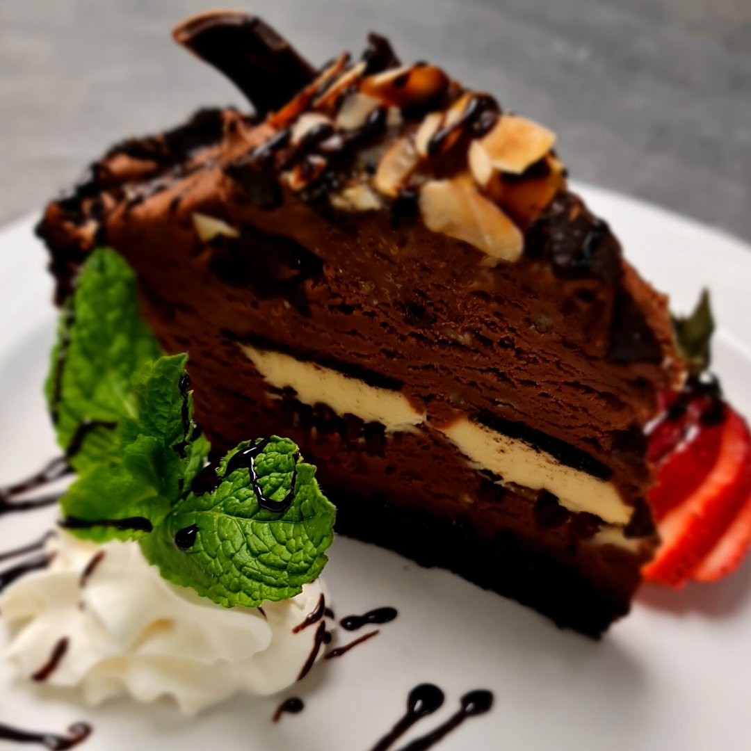 FoggBeerBar's tweet photo. Featuring our new dessert . Chocolate Eruption Cheesecake!😍

Explosion of goodness ��💥

#Cake #CheeseCake #FoggNSuds #HolidayInn #FamilyRestaurant #BeerBar #Dessert https://t.co/XVE3AzwhMq