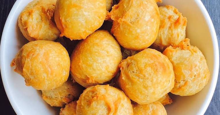 Reedesigns_ng's tweet photo. Okay let’s settle this once and for all😌. 
Buns.          Or                 Puff puff https://t.co/mmyymIr30s