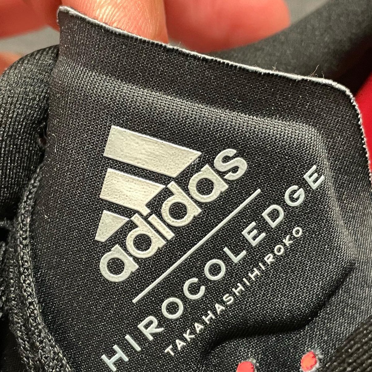 torakono's tweet photo. かなり久々のランニング系シューズ。
エアプレスト、エアマックス2003以来かな?
アッパーはパンチングで通気性が良さそう。
プレストみたいな伸縮性はない素材なので、程よい締め付け感があって浮腫の解消に良さげ。
次のリハビリが楽しみね。
#adidas
#hirocoledge https://t.co/4EvKSTou2p
