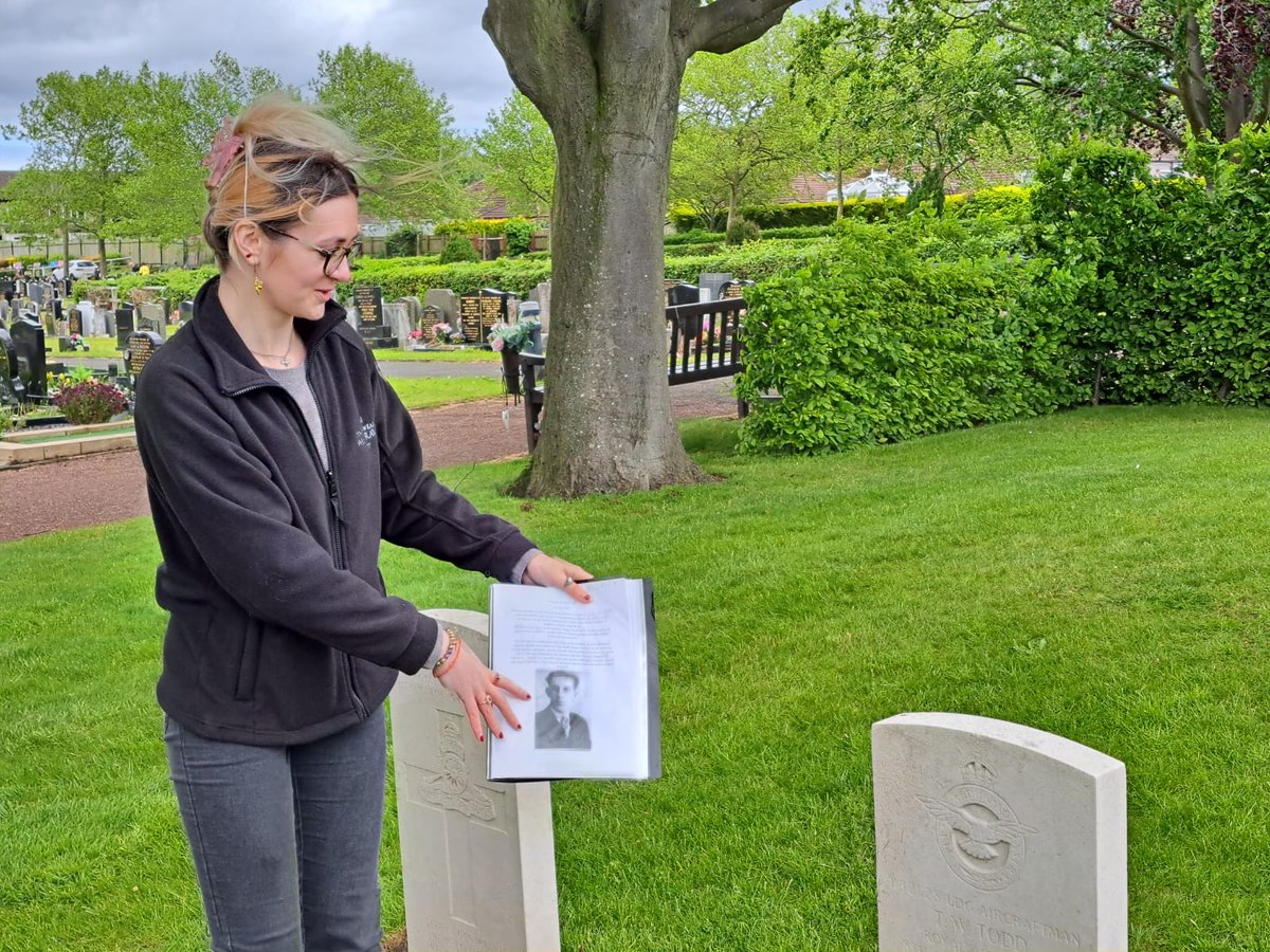 Tour of @CWGC Plot at West Road Newcastle done! Wonderfully enthusiastic group out to learn about the Commission, and who they can find on their doorstep.

Plenty of praise for CWGC staff, and the continued work of the Commission.

#wargravesweek #ourworkcontinues #remembranceis