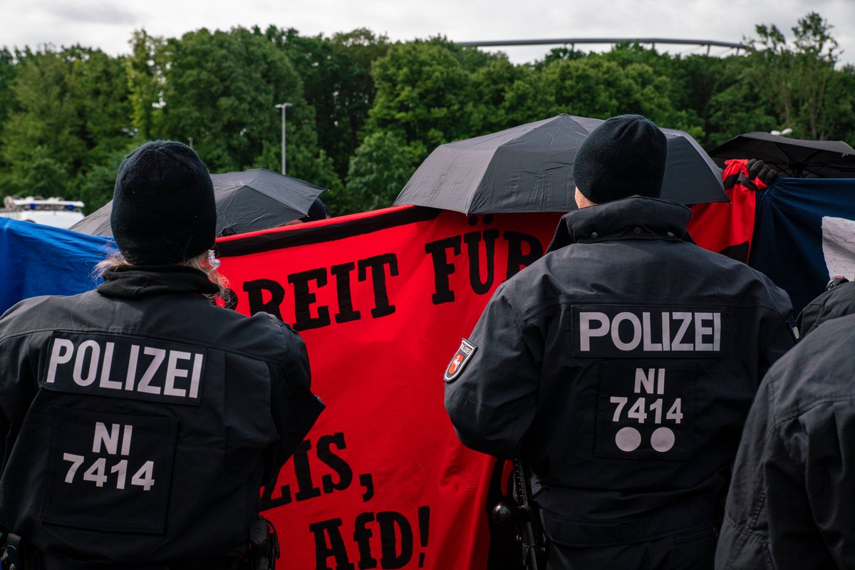 foto_kemp's tweet photo. Gegen den #Landesparteitag der #AfD #Niedersachsen in #Hannover gab es auch #antifa|schistischen #Gegenprotest und #Blockaden.
Hier ein paar Impressionen.
#h2805 https://t.co/AsCDkWeYVM