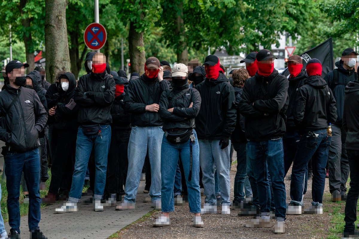 foto_kemp's tweet photo. Gegen den #Landesparteitag der #AfD #Niedersachsen in #Hannover gab es auch #antifa|schistischen #Gegenprotest und #Blockaden.
Hier ein paar Impressionen.
#h2805 https://t.co/AsCDkWeYVM