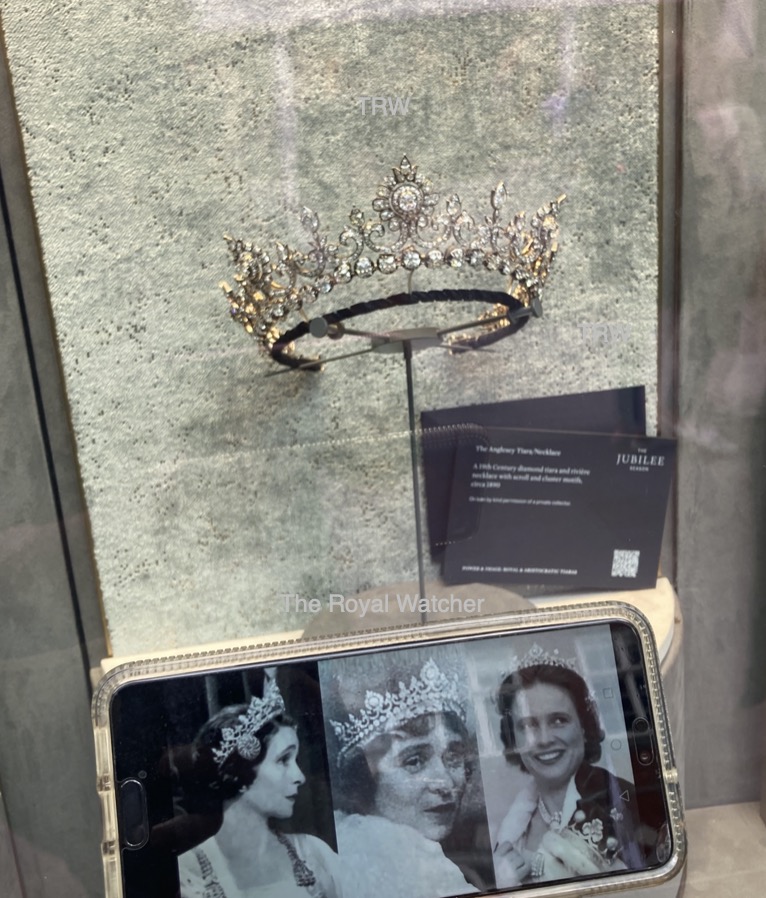 Junior build der The Royal Watcher on Twitter: "The Anglesey Tiara on display at 'Power  &amp; Image: Royal &amp; Aristocratic Tiaras' at Sotheby's in London! Learn  More: https://t.co/JGE5XvQwoC https://t.co/6kStzBNwPF" / Twitter
