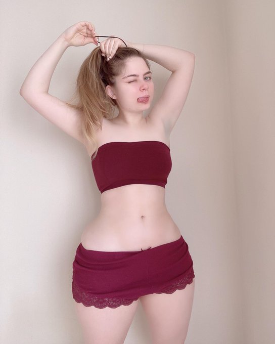 Watch MuscleMommyCosplays (🍑Linnea)'s leaked NSFW photo on TwXstars