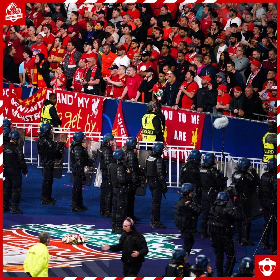 Footballogue's tweet photo. La police de la Merseyside rappelle que « la grande majorité des supporters s'est comportée de manière exemplaire, arrivant tôt aux tourniquets et faisant la queue comme indiqué. »

(@MerseyPolice) https://t.co/a6lJgtaxmn