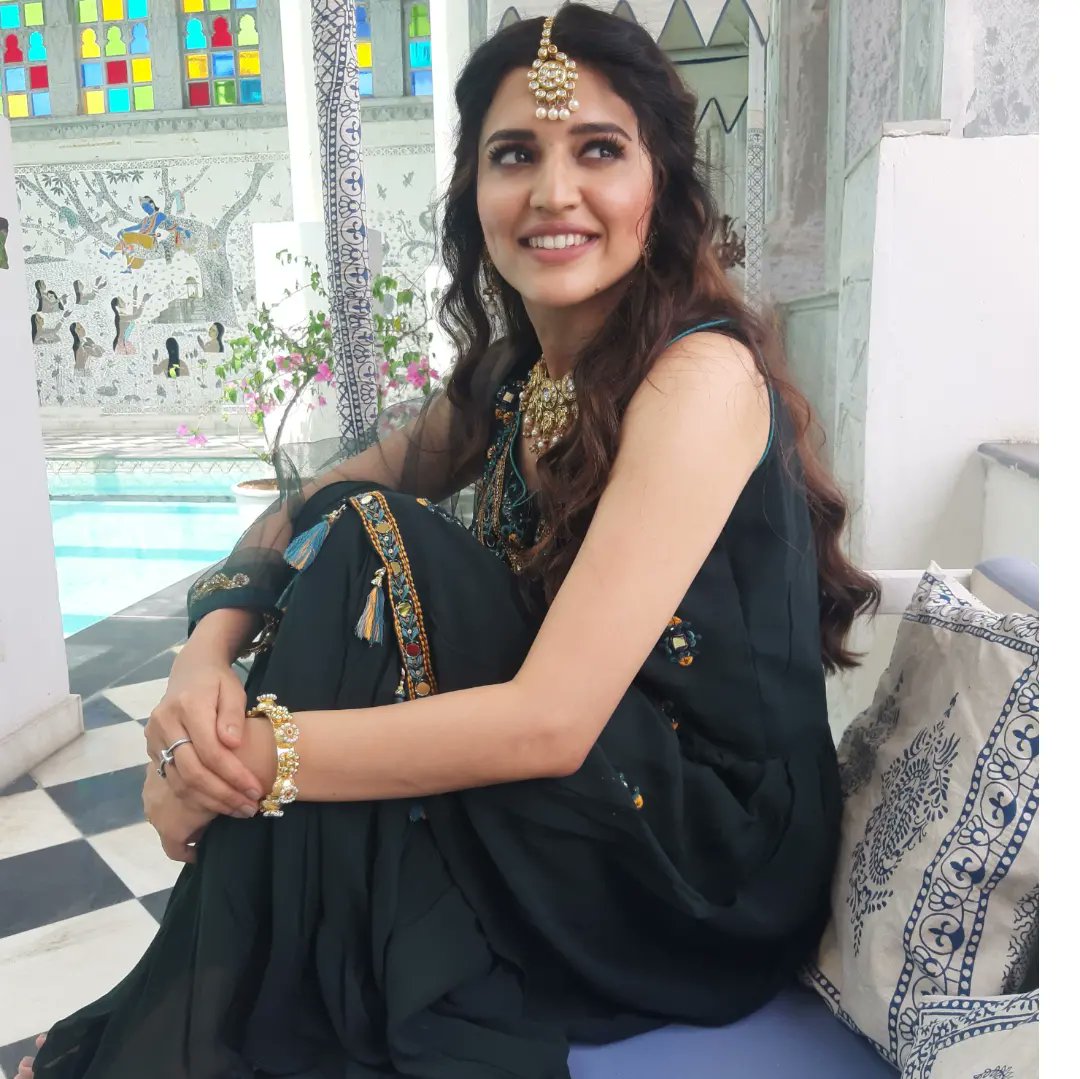 ChitraShuklaOff's tweet image. कुछ मुस्कराती सी कुछ खोइ सी ।
हर काम के गीत गाती सी कुछ यूँ जिन्दगीं।। 

My photoshoot done by my didi #yogitashukla in between shooting break time. Thankuuuu #dida 😘😊
#chitrashukla