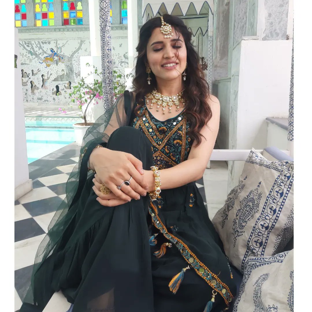 ChitraShuklaOff's tweet image. कुछ मुस्कराती सी कुछ खोइ सी ।
हर काम के गीत गाती सी कुछ यूँ जिन्दगीं।। 

My photoshoot done by my didi #yogitashukla in between shooting break time. Thankuuuu #dida 😘😊
#chitrashukla