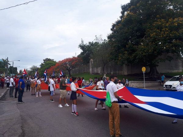 En marcha por la céntrica calle de Milanés, en la ciudad de #Matanzas, los cubanos ratificaron su apoyo a la Revolución y exigieron #NoMasBloqueo de Estados Unidos a #Cuba 📷 <a href="/taboamerino/">Eliane Táboas Merino</a>
