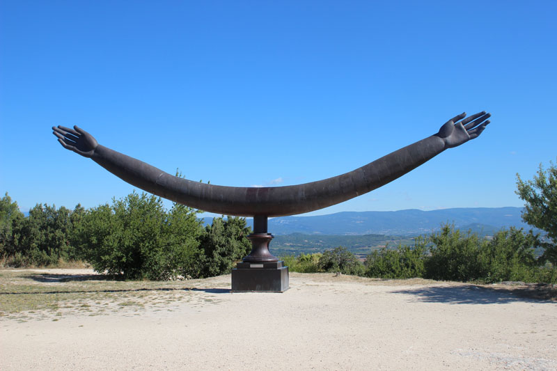 aedan83's tweet photo. Finalmente una statua dedicata al cazzo che me ne frega. https://t.co/SMSvpRMSr9