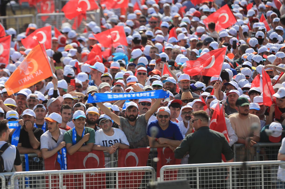 akpartiistanbul's tweet photo. Fetih ruhu yüreklerde, hedef ufukların ardı. Yüz binler coşkuyla meydanda...

#85MilyonunBahçesi
#Haydiİstanbul https://t.co/JOl45DKMDd