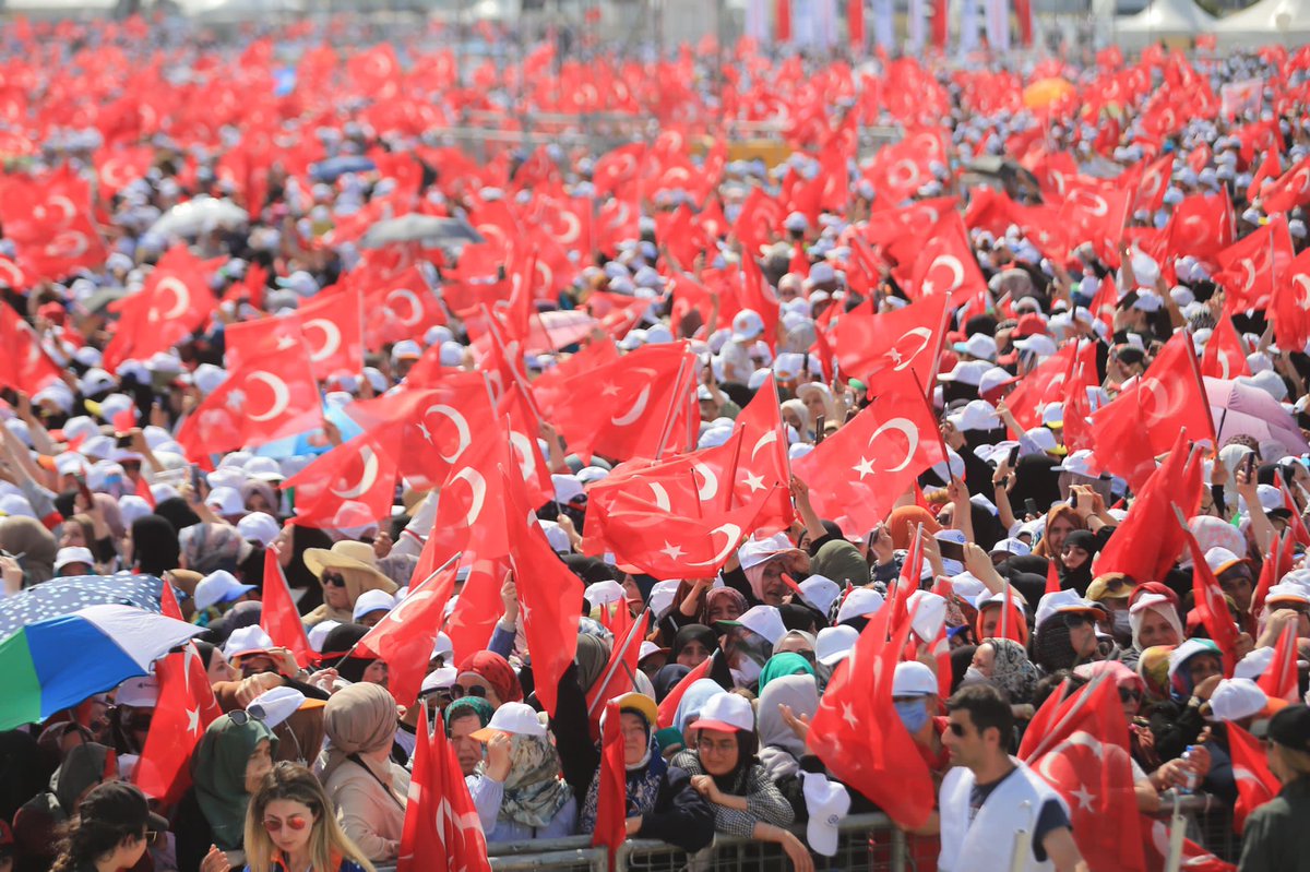 akpartiistanbul's tweet photo. Fetih ruhu yüreklerde, hedef ufukların ardı. Yüz binler coşkuyla meydanda...

#85MilyonunBahçesi
#Haydiİstanbul https://t.co/JOl45DKMDd