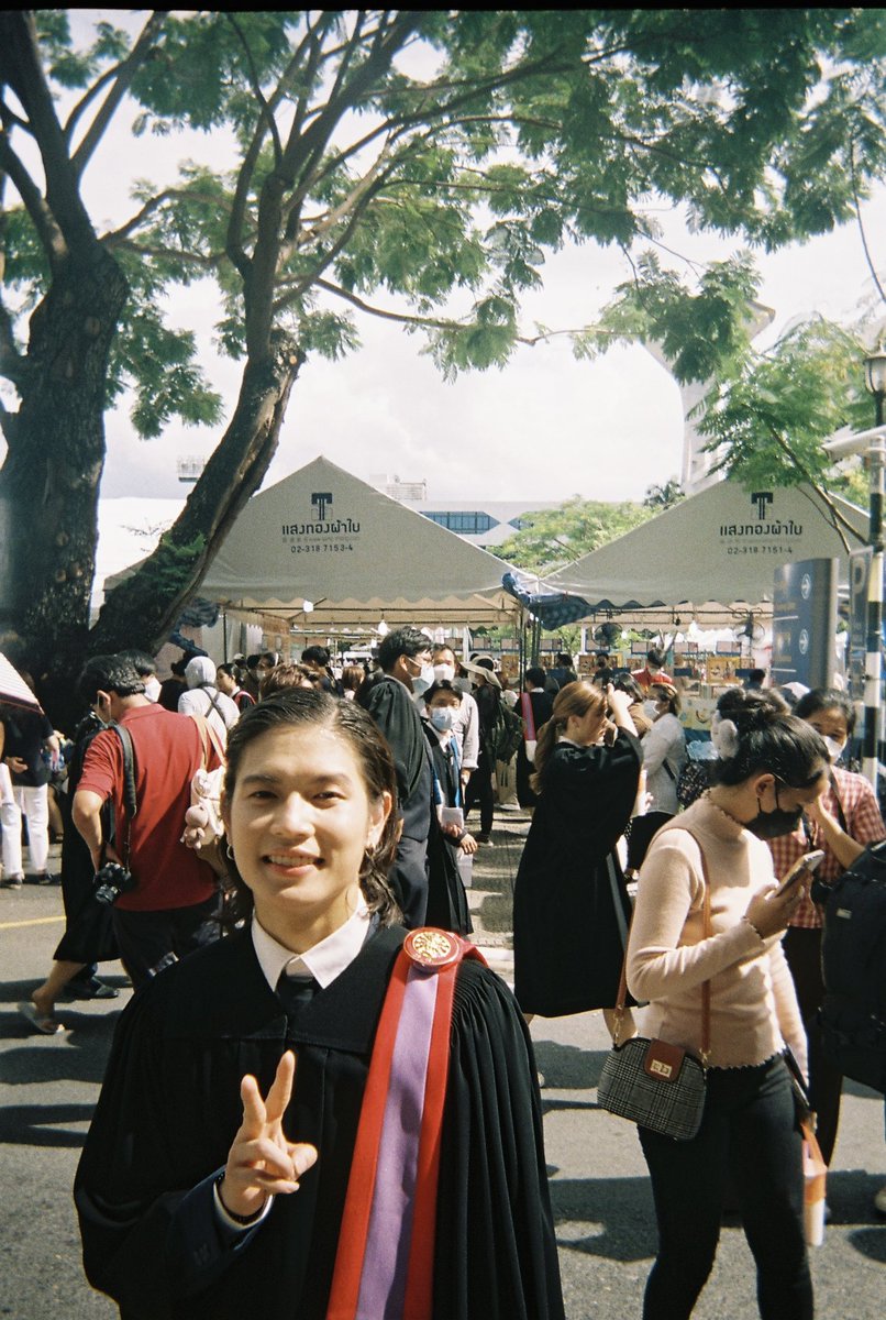 yingariya20's tweet photo. ใครหล่อให้ชูสองนิ้ว ส่วนใครน่ารักก็ต้องชูสองนิ้ว เย่! 😉☺️✨ @turbotbb
#TBgraduation #รักติดเทอร์โบ
📸 : จากกล้องฟิล์มมิ้งกี้แฟนธิโมที่ และ
โพสโดยญิงกี้แฟนเทอร์โบที่(ฉีกสัญญาวันนึง) ❤️🤟🏻 https://t.co/6HOSMHUrnz