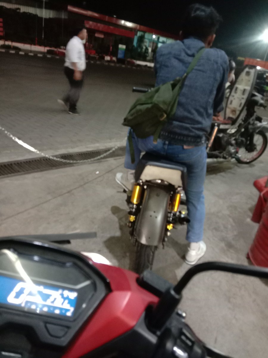 BS4tria's tweet photo. Motor nya cakep sumpah, yang naik motor apa lagi, udah gitu etikanya bagus juga, habis mbak nya ngisi motornya ngucap makasih 😍 https://t.co/GkBprDe0aY
