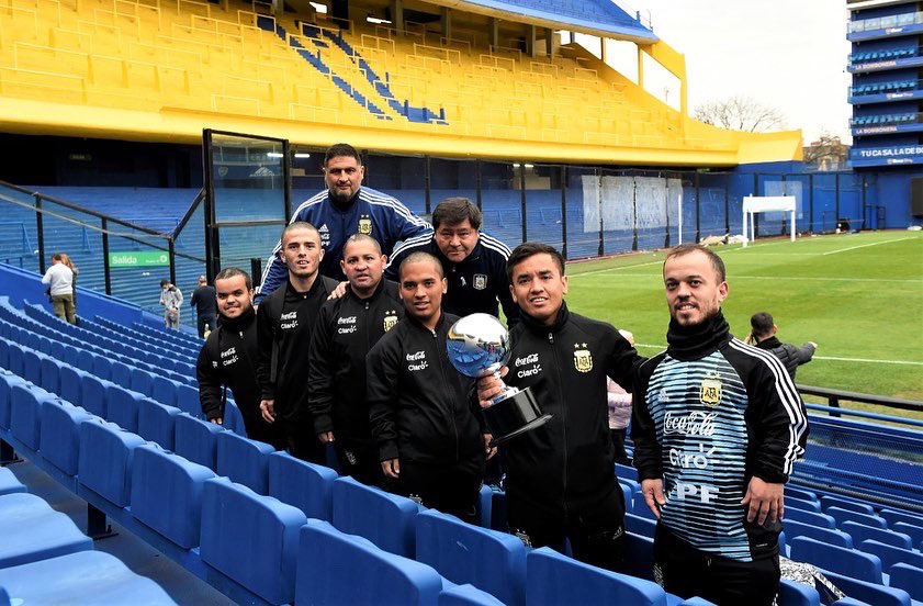 La Selección Argentina de futsal de talla baja <a href="/tallabajaarg/">Selección Argentina Talla Baja</a> se consagró campeón de la Copa América en Perú y lo celebró en la Bombonera. 
Boca Juniors <a href="/BocaJrsOficial/">Boca Juniors</a> junto al presidente Jorge Amor Ameal <a href="/AmealJorgeAmor/">Jorge Amor Ameal</a> realizó un merecido homenaje.
Felicitaciones campeones!!
