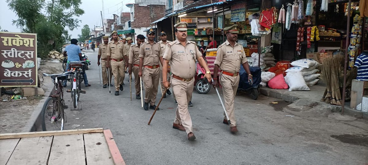 #BastiPolice थाना छावनी SSI श्री श्याम मोहन त्रिपाठी व SI ऋषि देव प्रसाद मय पुलिस फोर्स द्वारा सुरक्षा एवं शांति व्यवस्था के दृष्टिगत कस्बा छावनी क्षेत्रान्तर्गत पैदल गश्त करते हुए चौराहों/ मार्केट/ भीड़-भाड़ वाली जगहों पर संदिग्ध व्यक्तियों/ वाहनोंकी गहनता से चेकिंग की गया
