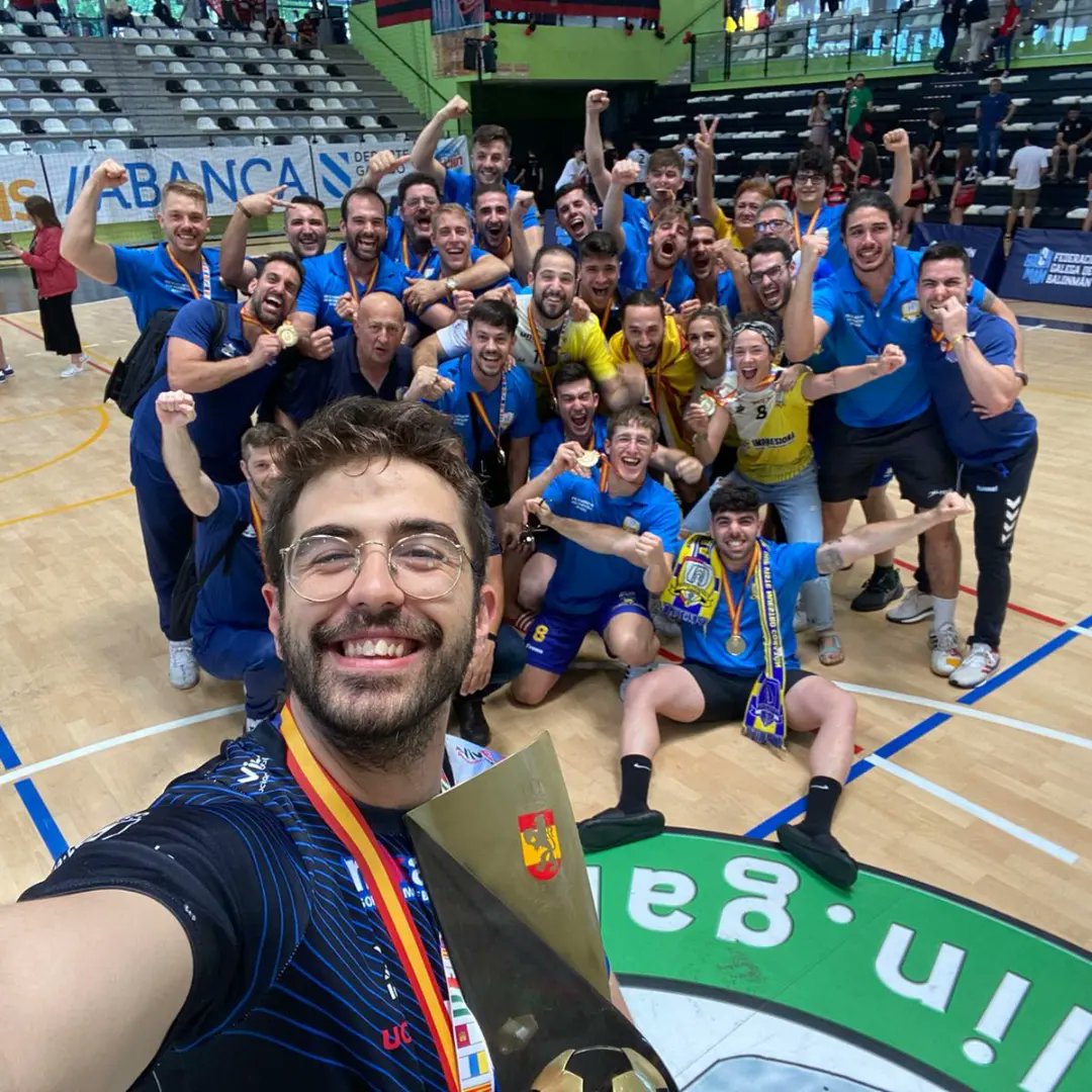 MasiasEva's tweet photo. 📌 Qué fin de semana más bonito nos deja el deporte!
Enhorabuena porque el @BM_Caserio ya es de Plata!
Felicidades,os estamos esperando!
#CiudadReal
#balonmano
#divisionplata https://t.co/X1efbofgVU