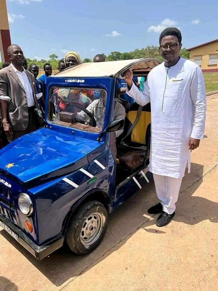 GuineeBuzz's tweet photo. Incroyable invention d'un jeune #talent guinéen. 
Une initiative que le gouvernement doit soutenir @Presidence_gn 😍❤️🇬🇳✅ #guinee #conakry https://t.co/W9acBI7tsT