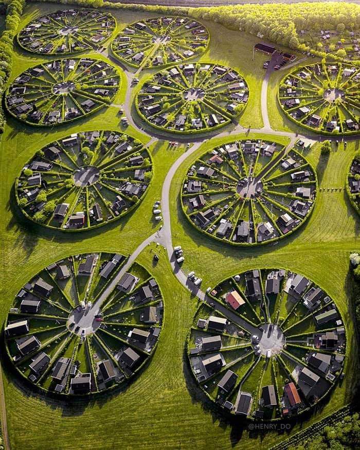 histories_arch's tweet photo. Aerial shot of Brøndby Haveby (Brøndby Garden City) just outside Copenhagen in Denmark. This circular community of communities was built in 1964 to design of “genius landscape architect Erik Mygind.”

#archaeohistories https://t.co/svkAypDqMw