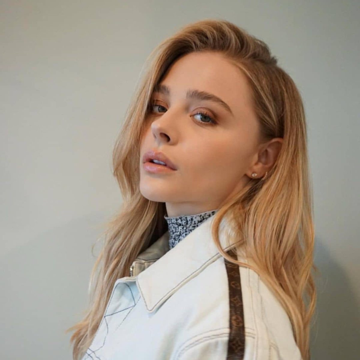 Chloe001Gm's tweet photo. Happy Sunday you all my huge fans 😍 https://t.co/1WKY9OuffJ