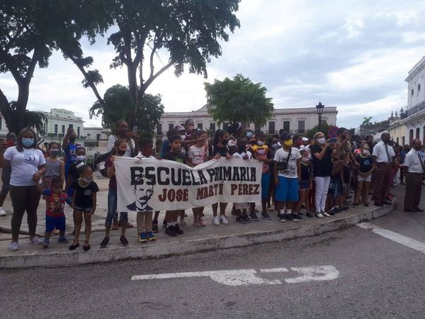 En el Parque de La Libertad, muy cerca de la efigie del Maestro José Martí, Héroe Nacional de Cuba, jóvenes comunistas y pioneros ratificaron el compromiso con los ideales de la Revolución Cubana, y exigieron #NoMasBloqueo de EE.UU a #Cuba 📷 <a href="/taboamerino/">Eliane Táboas Merino</a>