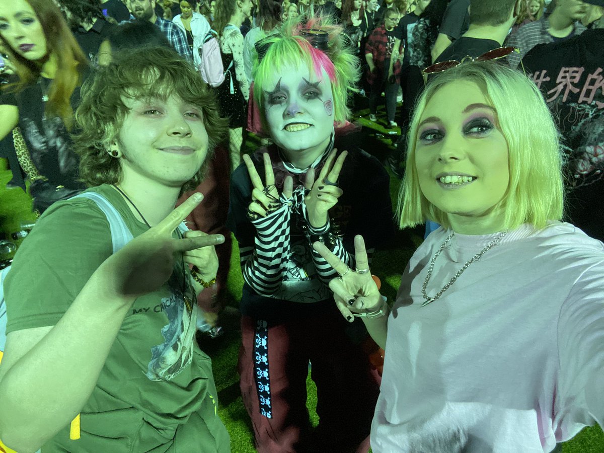 BethanAnimation's tweet photo. Knees knackered, voiced busted, back non-existentโฆโฆ @MCRofficial was fucking amazing!!!!!! #mychemicalromance #swarm #foundationsofdecay #MCRCARDIFF #mychemicalromancecardiff https://t.co/FEsdCUMoq8