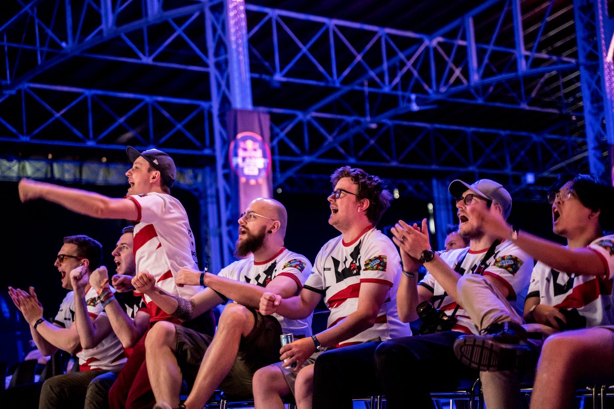 AustrianForce's tweet photo. Danke an alle Freunde und Mitglieder, welche die @redbullAustria pLANet one für uns zu einem unvergesslichen Event gemacht haben ♥
Wir sind eine offene Community und heißen jeden willkommen! #Jointheforce👑 #redbullplanetone
https://t.co/7hE9Qu41Zx https://t.co/ecmdjZvzu4