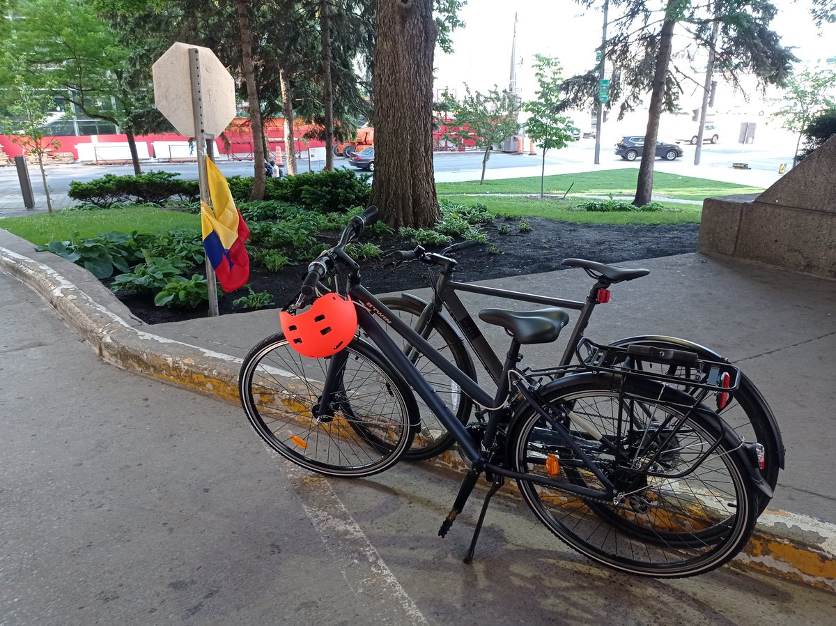 Hoy! Día de #EleccionesColombia. Yo ya fui #AVotarEnBici. Excelente la organización del  Consulado de Colombia en #Montreal