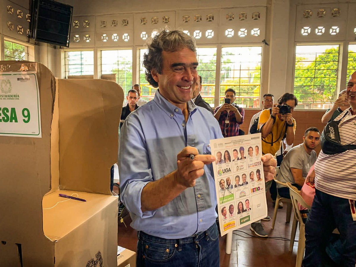 Llegó el día de reafirmar nuestro compromiso con Colombia, con millones de personas que queremos mirar hacia adelante, sin ataques ni odios, para que la decencia triunfe en las urnas. #FajardoPresidente 💪🏽🇨🇴