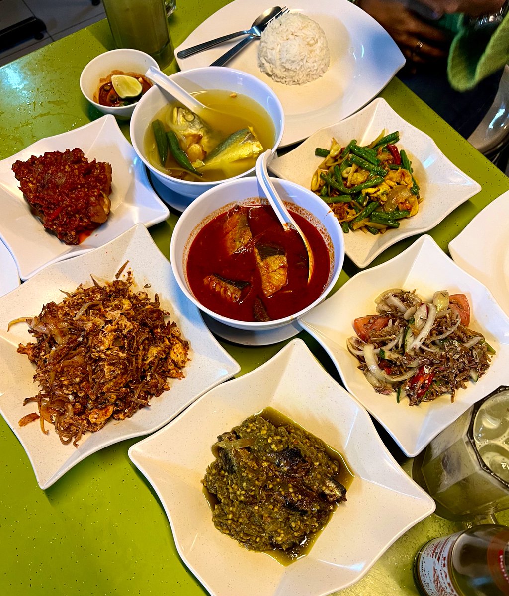 BasecatFndt's tweet photo. Lauk lauk kampung waktu malam? No problem! Masak panas panas punya. Another comfort food yang hari hari makan pun x akan jemu ✨

📍Zaiton Asam Pedas, Kampung Melayu Ampang, Ampang https://t.co/3Cu1EhLF0p