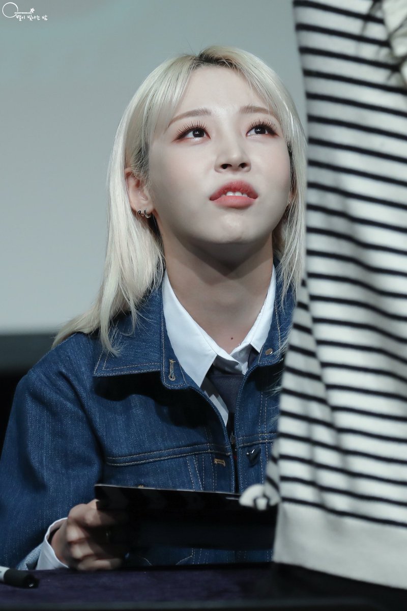 starrymoon1222's tweet photo. 220527 문별 일지아트홀 팬사인회

팬들 볼 때마다 다정함이 뚝뚝 넘치는 우리 애🥺♥️
ㅅㄹㅎ🥺♥️

#MOONBYUL #문별
#C_I_T_T #Cheese_in_the_Trap https://t.co/n77zRNZgmR