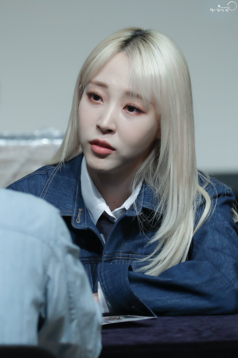 starrymoon1222's tweet photo. 220527 문별 일지아트홀 팬사인회

팬들 볼 때마다 다정함이 뚝뚝 넘치는 우리 애🥺♥️
ㅅㄹㅎ🥺♥️

#MOONBYUL #문별
#C_I_T_T #Cheese_in_the_Trap https://t.co/n77zRNZgmR