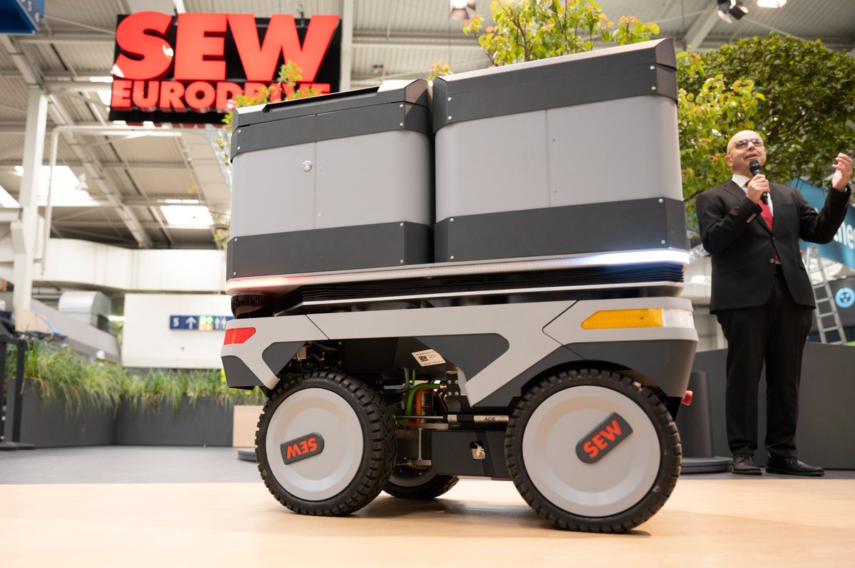 hannover_messe's tweet photo. #Robots, recycled bikes, AMRs, hydrogen factory, #exoskeletons, smart supply chains. What more could you ask for? That was the press highlight tour at #HM22. 👏 https://t.co/5clXH2rCQT