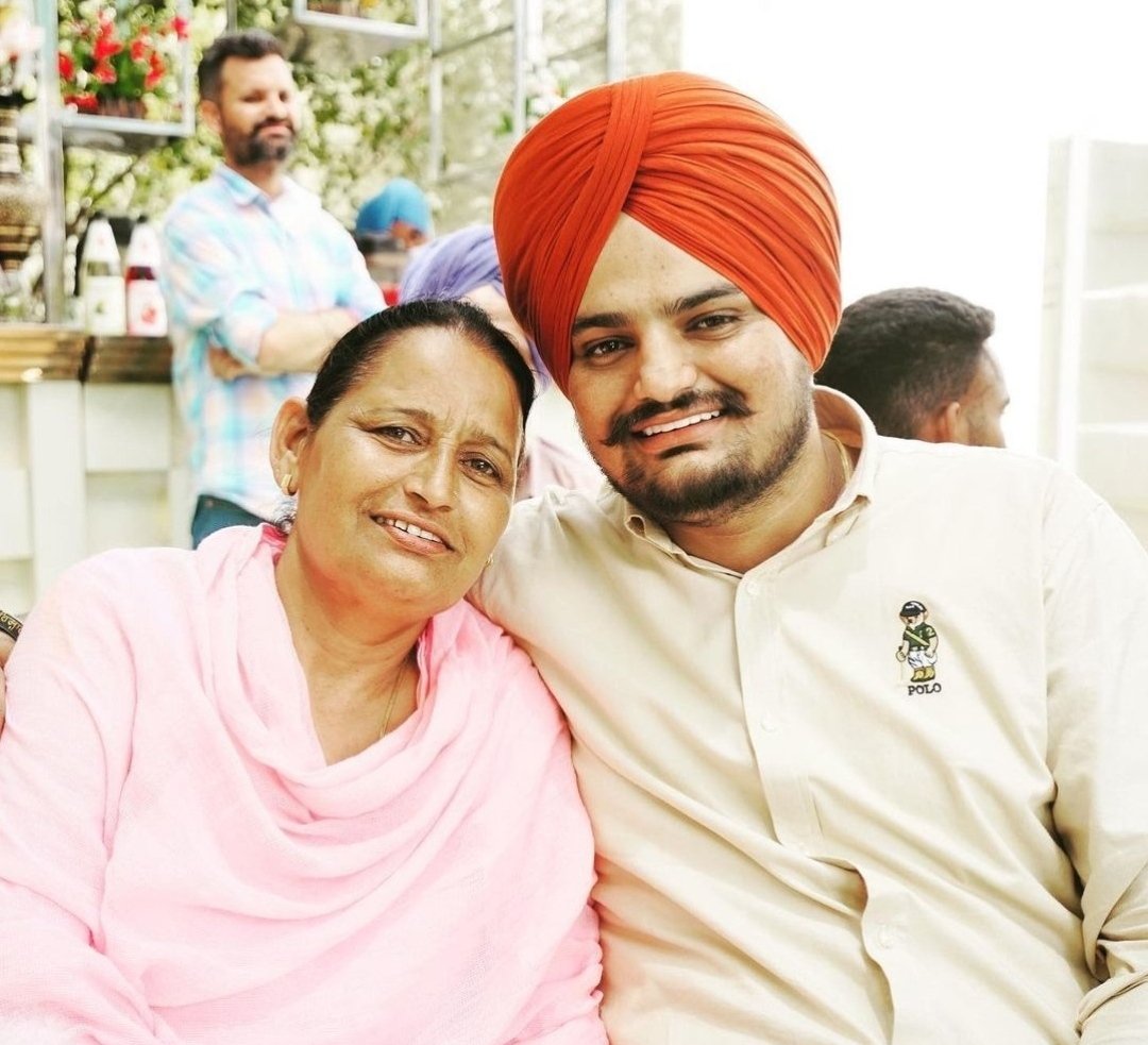 official_sood's tweet photo. Sidhu Moosewala has been shot dead, Day After Security Withdrawn. He was just 28 years old. Young talented man didn’t deserve this.
#Rip Sidhu moose wala.💔
#sidhumoosewala
#RIPSidhumoosewala https://t.co/FIRfYKmgwB